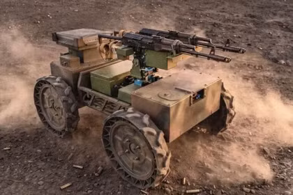 Robot chiến đấu mới của Ukraine mang 2 súng trường AK. Ảnh: Topwar.