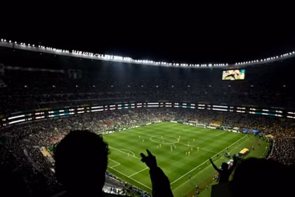 Trận Mexico gặp Ecuador ở vòng 1/16 cũng đã bị FIFA yêu cầu hoãn 1 giờ vì giông sét. Ảnh: Getty.