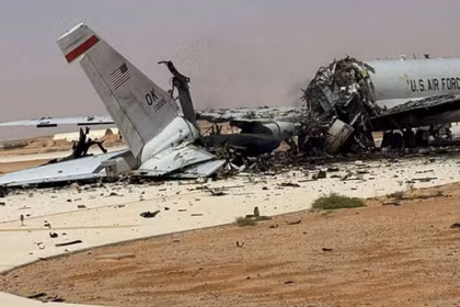 Một máy bay cảnh báo sớm trên không Boeing E-3 Sentry của Mỹ bị phá hủy sau cuộc tấn công của Iran 29/3/2026, vào căn cứ không quân Prince Sultan ở Saudi Arabia. Ảnh: Reuters.