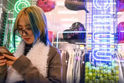 Theo khảo sát của trang Wangjingshe năm 2025, hơn 60% trẻ vị thành niên Trung Quốc từng dùng chatbot AI, hơn 20% chỉ muốn trò chuyện với AI, không muốn nói chuyện với người thật. Ảnh: Deutsche Welle.