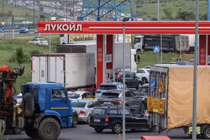 Sau khi Ukraine tập kích các kho xăng và nhà máy lọc dầu, xăng ở Nga đã trở nên khan hiếm. Trong ảnh: cảnh xe ô tô chờ mua xăng ở một trạm bán xăng dầu. Ảnh: Worldjournal.