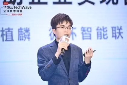 Người sáng lập, CEO Moonshot AI Dương Thực Lân, người xây dựng ngay tại Trung Quốc những phòng thí nghiệm có khả năng cạnh tranh trực tiếp với Silicon Valley và Kimi là bước đầu tiên. Ảnh: Sina.
