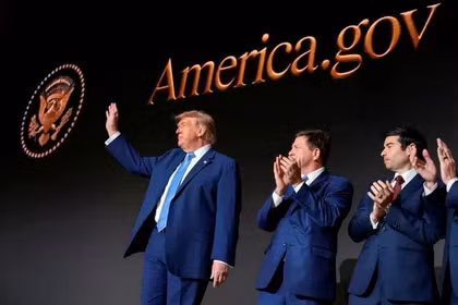 Ông Trump dự và phát biểu tại sự kiện công bố dịch vụ AI mới của chính phủ Mỹ trên America.gov. Ảnh: Reuters.