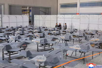 Chủ tịch Kim Jong-un (bên phải) thị sát nhà chứa UAV thành phẩm. Ảnh: KCNA.