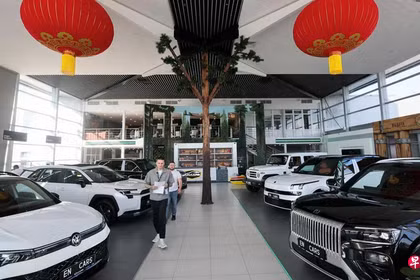 Xe điện Trung Quốc bày bán tại một showroom của EN Cars. Ảnh: Zaobao.