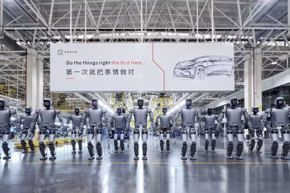 Trung Quốc đặt mục tiêu triển khai ít nhất 10.000 robot AI thương mại trong năm nay. Ảnh: FT.