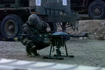 Binh sĩ Hàn Quốc sử dụng UAV trong một cuộc diễn tập. Ảnh: Storm.