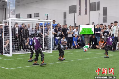 Robot sút ghi bàn. Ảnh: CNS.
