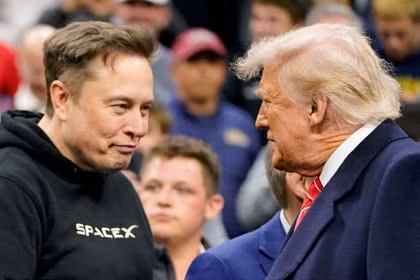 Sau gần một năm bất đồng gay gắt, Tổng thống Trump cho biết ông đã khôi phục tình bạn với tỷ phú Elon Musk. Ảnh: HK01.