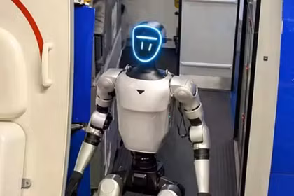 Robot Bebop tự lên máy bay. Ảnh: People.