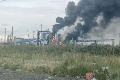 Nhà máy lọc dầu Omsk lớn nhất Nga bị cháy và phải ngừng hoạt động do UAV Ukraine đánh trúng. Ảnh: Reuters.