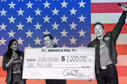 Một cử tri nhận được quà tặng 1 triệu USD của Elon Musk trong chiến dịch "Mỗi ngày 1 triệu USD". Ảnh: AmericaPAC.