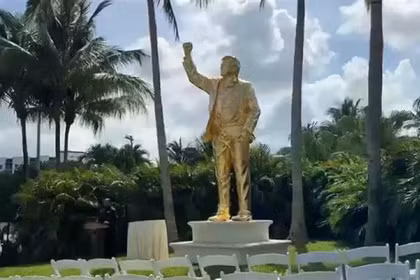 Bức tượng mạ vàng ông Trump giơ nắm đấm được dựng tại National Doral Miami. Ảnh: Reuters.