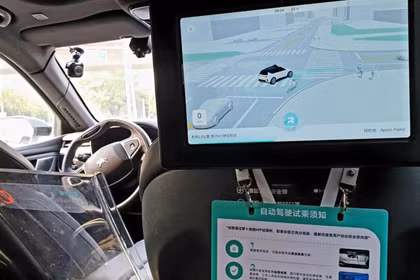 Keith Bradsher trải nghiệm đi taxi tự hành ở Vũ Hán. Ảnh: NYT.