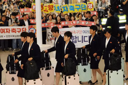 Nhiều người dân Hàn Quốc ra sân bay Incheon đón đoàn CLB bóng đá nữ Triều Tiên tới thi đấu lần đầu sau nhiều năm. Ảnh: Yonhap.