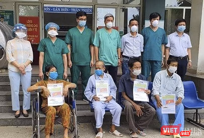 Các bệnh nhân chạy thận nhân tạo mắc COVID-19 tại buổi xuất viện