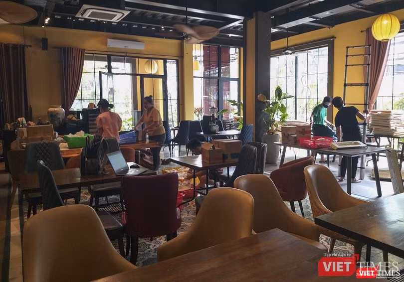 Nhân viên nhà hàng La Maison Deli Cafe & Restaurant trên đường 2 tháng 9 (quận Hải Châu, TP Đà Nẵng) dọn dẹp, kê lại bàn ghế để vừa đảm bảo phục vụ khách, vừa đảm bảo giãn cách Nhân viên nhà hàng La Maison Deli Cafe & Restaurant trên đường 2 tháng 9 (quận Hải Châu, TP Đà Nẵng) dọn dẹp, kê lại bàn ghế để vừa đảm bảo phục vụ khách, vừa đảm bảo giãn cách