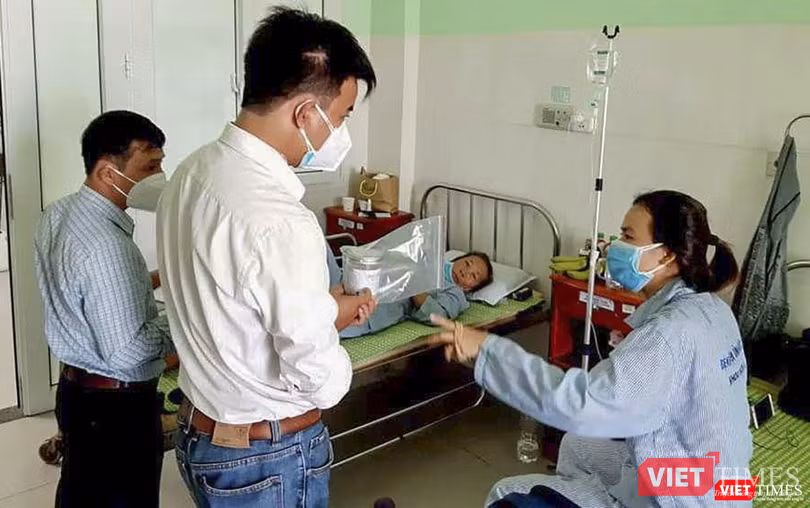 Các bệnh nhân bị ngộ độc do ăn pate Minh Chay đang điều trị tại bệnh viện