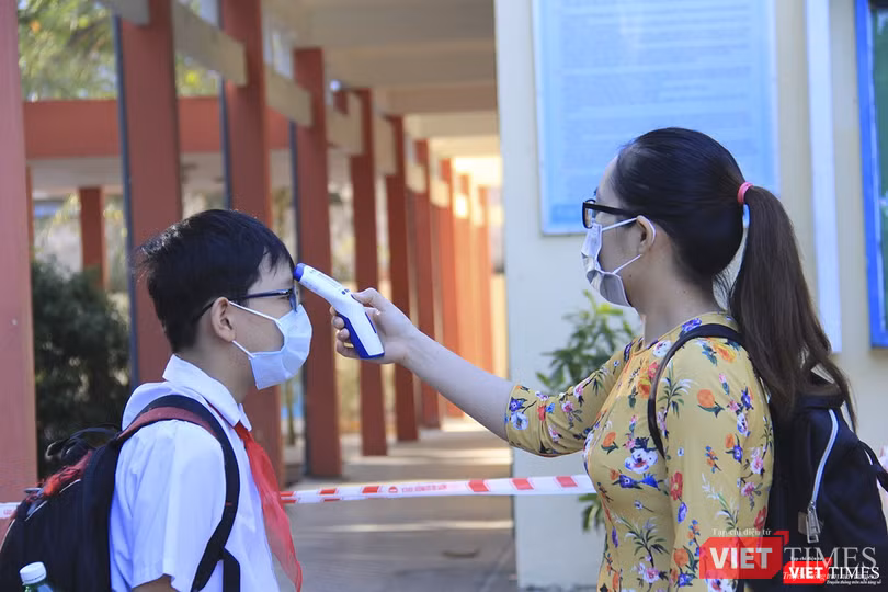 Học sinh được kiểm tra thân nhiệt khai khi đến trường Học sinh được kiểm tra thân nhiệt khai khi đến trường