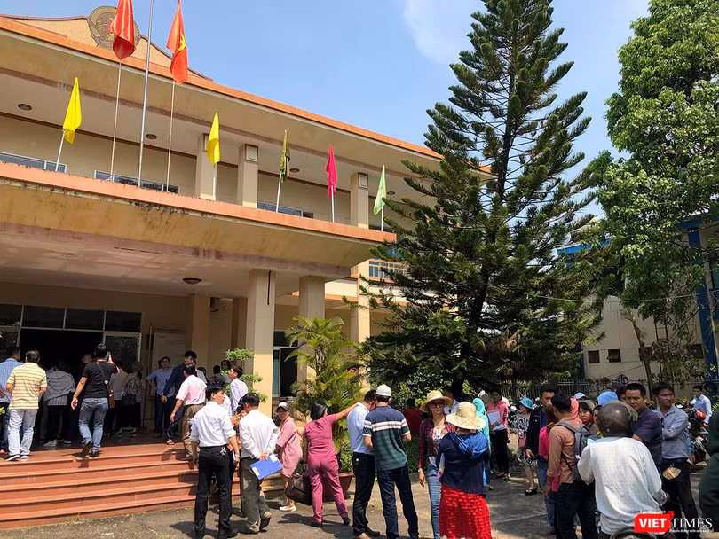 Lối thoát nào cho vụ việc giữa Bách Đạt An và Hoàng Nhất Nam (ảnh khách hàng của Hoàng Nhất Nam tại trụ sở Tiếp dân tỉnh Quảng Nam sáng ngày 20/3) Lối thoát nào cho vụ việc giữa Bách Đạt An và Hoàng Nhất Nam (ảnh khách hàng của Hoàng Nhất Nam tại trụ sở Tiếp dân tỉnh Quảng Nam sáng ngày 20/3)