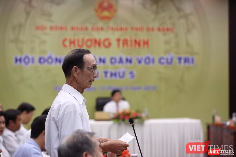Cử tri Nguyễn Tựa nêu ý kiến về tình trạng ô nhiễm và quá tại tại bãi rác Khánh Sơn. Cử tri Nguyễn Tựa, phường Hòa Khánh Nam, quận Liên Chiểu ý kiến về tình trạng ô nhiễm và quá tại tại bãi rác Khánh Sơn.