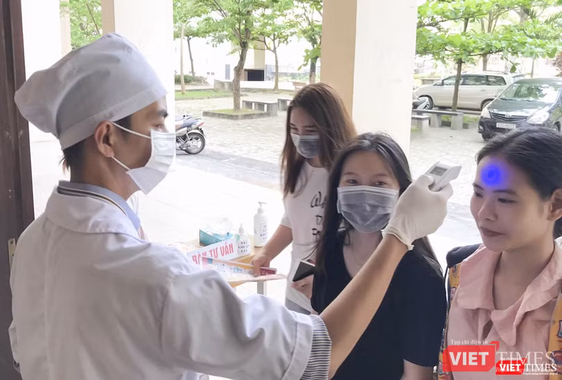 Tất cả học sinh lẫn giáo viên đều phải tuân thủ quy định kiểm tra thân nhiệt
