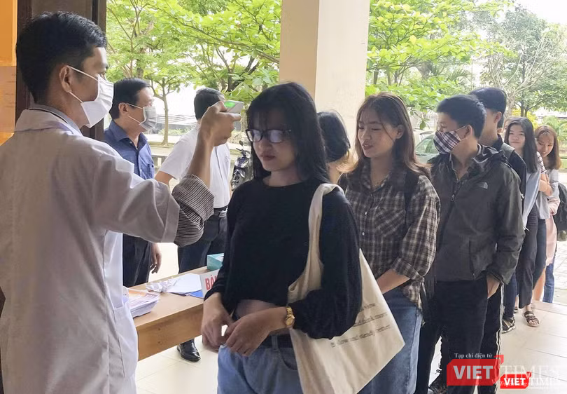 Sinh viên vui vẻ chấp hành quy định trước khi vô lớp