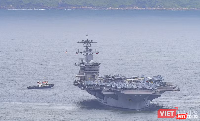 Hàng không mẫu hạm USS Theodore Roosevelt (CVN-71) trên vịnh Đà Nẵng