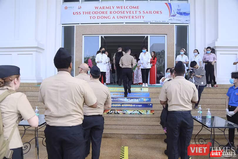 Thủy thủ đội tàu USS Theodore Roosevelt đến với Đại học Đông Á Thủy thủ đội tàu USS Theodore Roosevelt đến với Đại học Đông Á