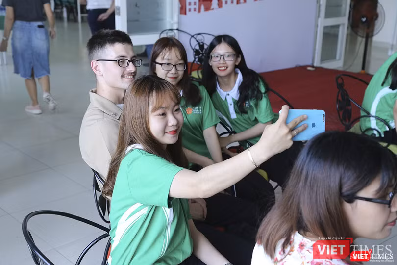 Chụp ảnh lưu niệm cùng sinh viên Chụp ảnh lưu niệm cùng sinh viên