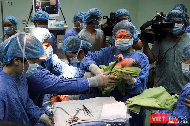 GS.TS Nguyễn Thị Ngọc Phượng và TS.Trần Đình Vinh trực tiếp thực hiện ca sinh cho 1 trong 3 bé đầu tiên sinh bằng kỹ thuật thụ tinh trong ống nghiệm tại BVện Phụ sản - Nhi Đà Nẵng