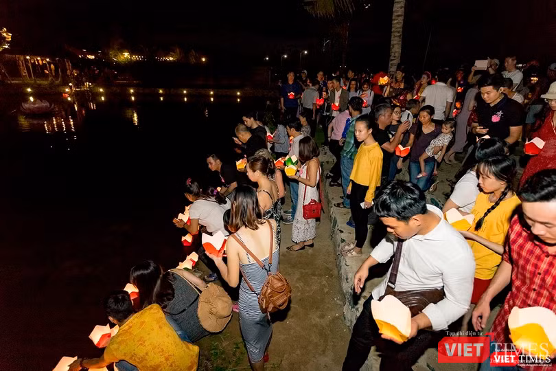 Thả hoa đăng cầu cho bình an