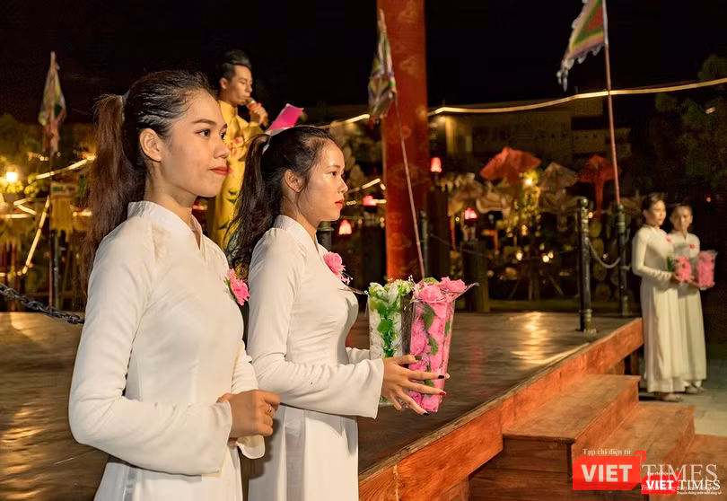Bông hồng cài áo, một trong những vật không thể thiếu trong đêm Vu Lan
