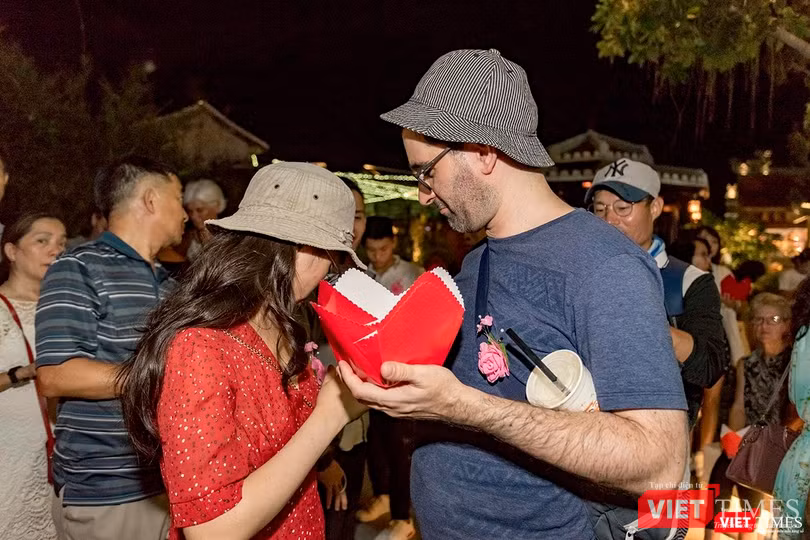 Du khách nước ngoài thích thú với hoạt động