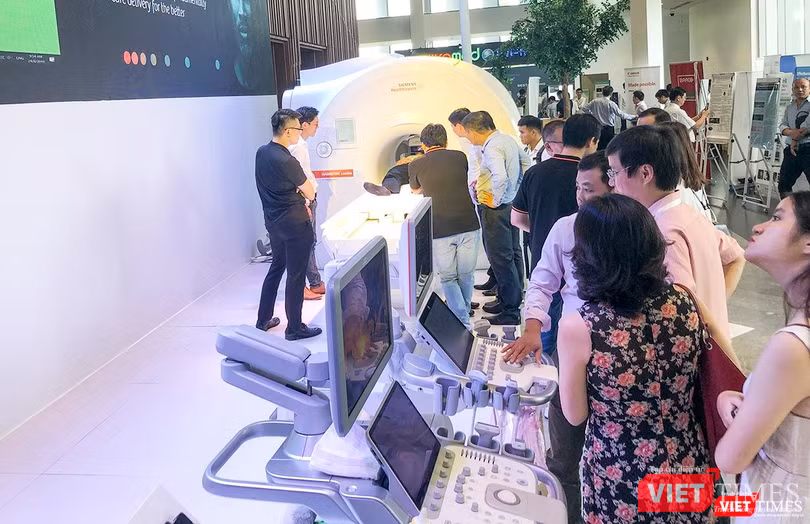Nhiều thiết bị chẩn đoán hình ảnh hiện đại nhất được trưng bày, giới thiệu tại hội nghị Nhiều thiết bị chẩn đoán hình ảnh hiện đại nhất được trưng bày, giới thiệu tại hội nghị