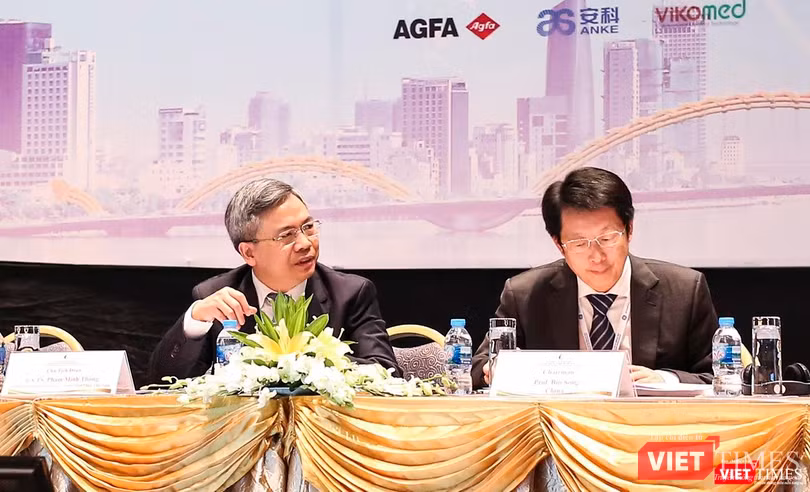 GS.TS Phạm Minh Thông - Chủ tịch Hội Điện quang và Y học hạt nhân Việt Nam (trái) cùng chuyên gia hội Điện quang châu Á điều hành phiên hội thảo về điện quang can thiệp GS.TS Phạm Minh Thông - Chủ tịch Hội Điện quang và Y học hạt nhân Việt Nam (trái) cùng chuyên gia hội Điện quang châu Á điều hành phiên hội thảo về điện quang can thiệp