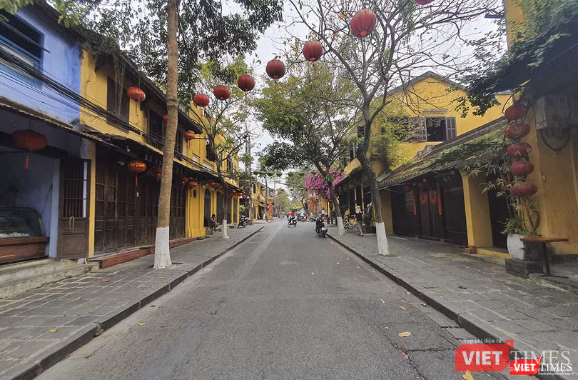 Phố cổ Hội An vắng hoe sau lệnh dừng hoạt động tham quan, đi bộ (ảnh Kevin Vũ-Thy Anh) Phố cổ Hội An vắng hoe sau lệnh dừng hoạt động tham quan, đi bộ (ảnh Kevin Vũ-Thy Anh)
