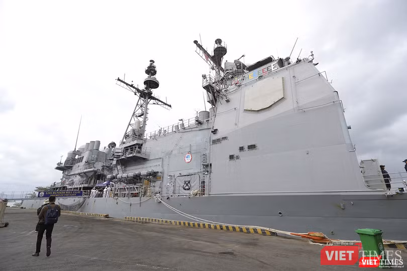 Tuần dương hạm USS Bunker Hill (CG-52) trên cảng Tiên Sa (Đà Nẵng)