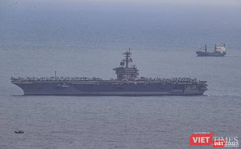 USS Theodore Roosevelt (CVN-71) trên vịnh Đà Nẵng