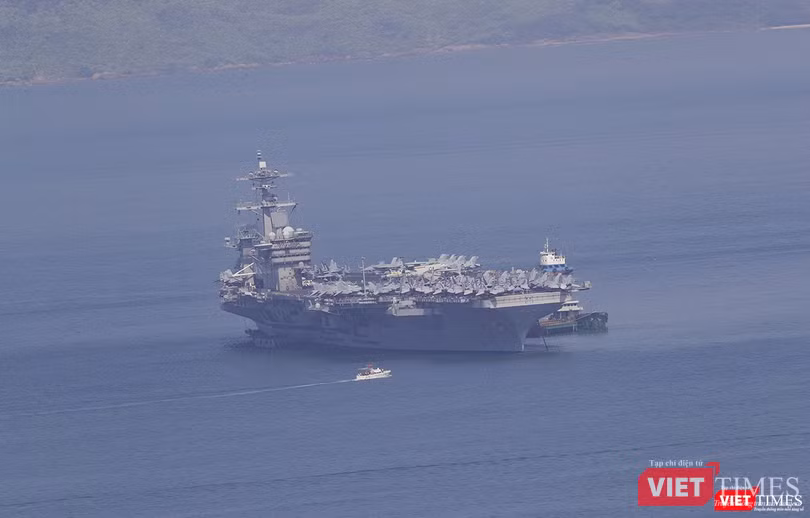 Chiều ngày 9/3, tàu USS Theodore Roosevelt (CVN-71) nhổ neo, quay đầu rời vịnh Đà Nẵng