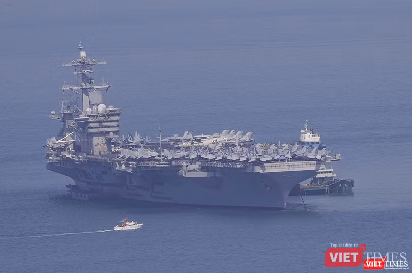 Tàu USS Theodore Roosevelt (CVN-71) neo đậu trên vịnh Đà Nẵng trong suốt thời gian chuyến thăm