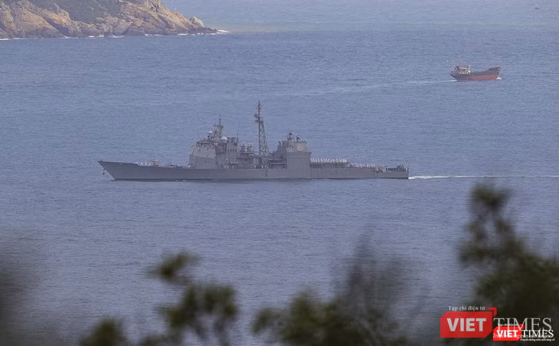 Tuần dương hạm USS Bunker Hill (CG-52) tiến vào cảng Tiên Sa