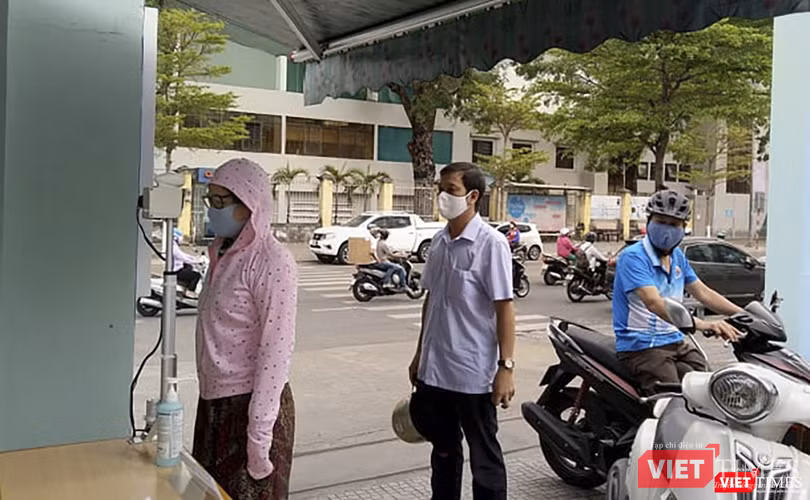 Thiết bị được lắp đặt ngay cổng bảo vệ đi vào ĐH Đà Nẵng Thiết bị được lắp đặt ngay cổng bảo vệ đi vào ĐH Đà Nẵng