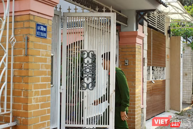 Chiều 19/3, lực lượng công an cũng đã có mặt tại nhà bà Nguyễn Thị Thu Hà-nguyên Phó Giám đốc Sở Tài chính TP Đà Nẵng để thực thi nhiệm vụ Chiều 19/3, lực lượng công an cũng đã có mặt tại nhà bà Nguyễn Thị Thu Hà-nguyên Phó Giám đốc Sở Tài chính TP Đà Nẵng để thực thi nhiệm vụ