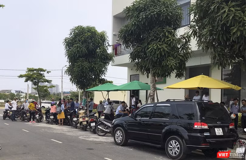Rất đông người mua tụ tập chờ được gặp người có trách nhiệm của Côg ty CP Bách Đạt An và Côngt ty CP Đầu tư Hoàng Nhất Nam đối chất vì quyền lợi của người mua Rất đông người mua tụ tập chờ được gặp người có trách nhiệm của Côg ty CP Bách Đạt An và Côngt ty CP Đầu tư Hoàng Nhất Nam đối chất vì quyền lợi của người mua
