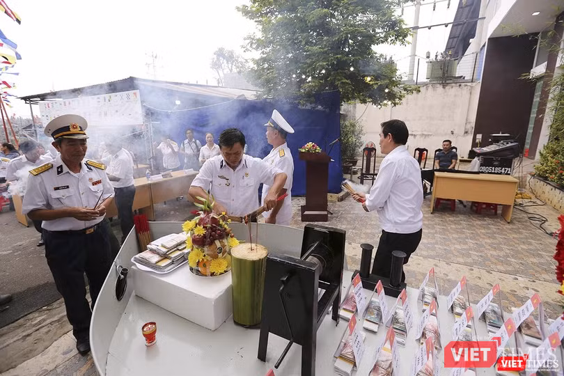 Án hương là mô hình tàu HQ 604 bất tử