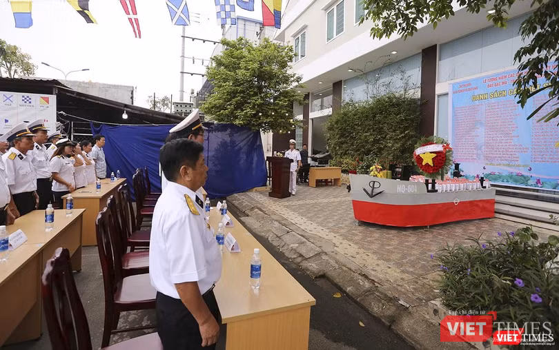 Giây phút tưởng niệm các liệt sĩ đã anh dũng hi sinh vì chủ quyền biển đảo thiêng liêng của Tổ quốc.