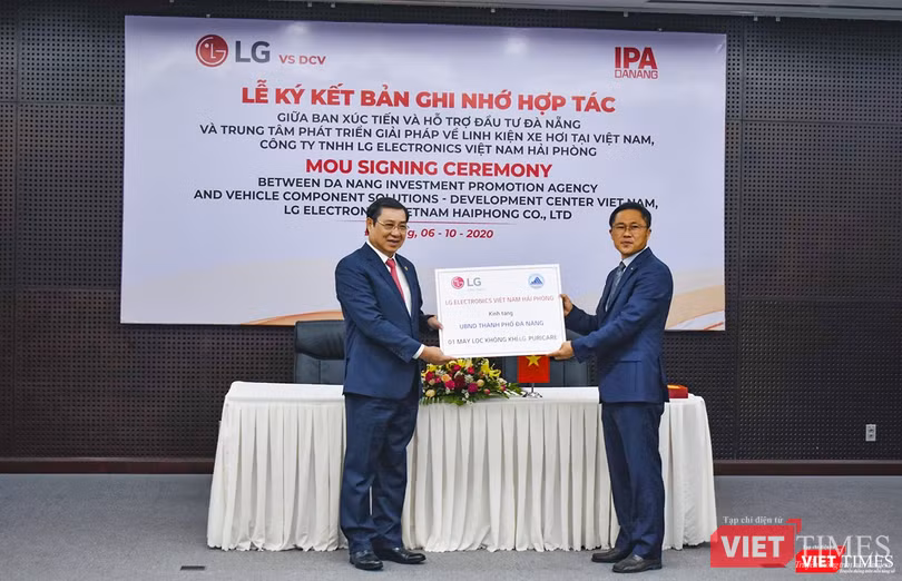 Ông Huỳnh Đức Thơ - Chủ tịch UBND TP. Đà Nẵng - nhận quà tặng máy lọc không khí từ Tập đoàn LG.