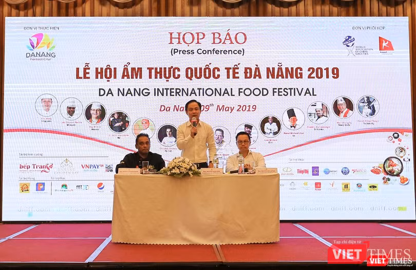 Sáng ngày 9/5, Sở Du lịch TP Đà Nẵng và đại diện Hiệp hội Đầu bếp Thế giới đã tổ chức Họp báo công bố chương trình Lễ hội Ẩm thực quốc tế Đà Nẵng năm 2019 (DNIFF 2019) mang chủ đề "Hương vị Quê hương" Sáng ngày 9/5, Sở Du lịch TP Đà Nẵng và đại diện Hiệp hội Đầu bếp Thế giới đã tổ chức Họp báo công bố chương trình Lễ hội Ẩm thực quốc tế Đà Nẵng năm 2019 (DNIFF 2019) mang chủ đề "Hương vị Quê hương"