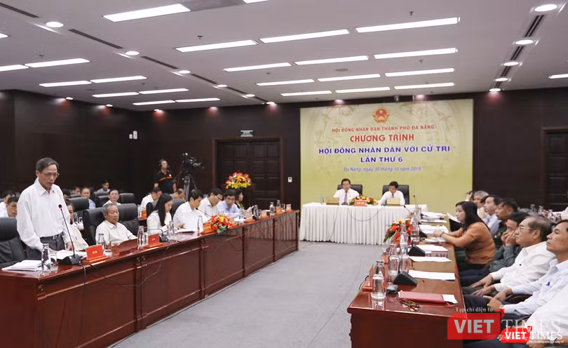 Cử tri phát biểu ý kiến tại buổi đối thoại giữa HĐND TP Đà Nẵng với cử tri TP lần thứ 6